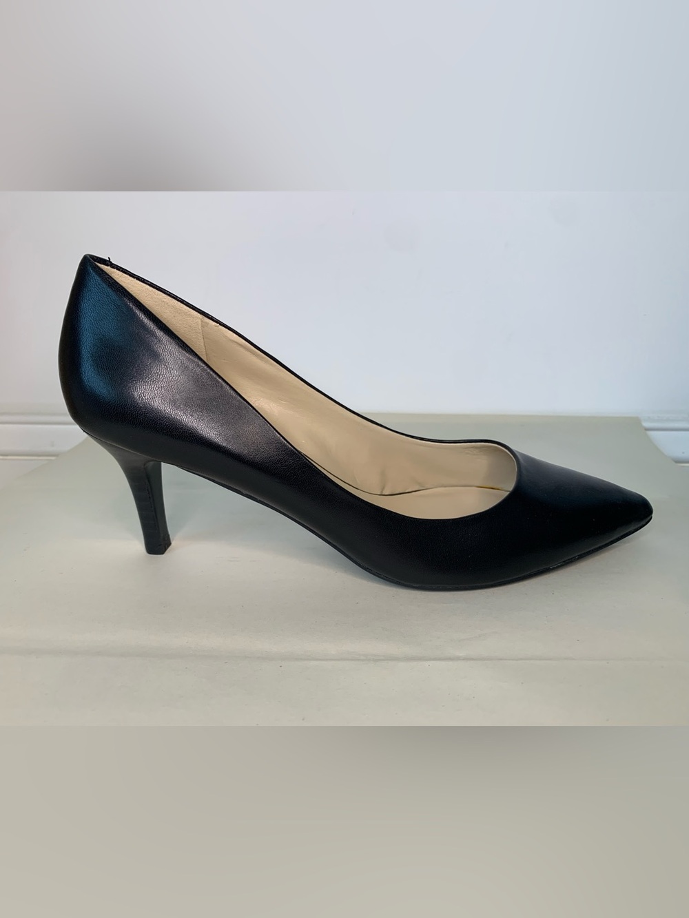 Nine West Elise classic black leather pumps, mid-height heel, size 8M. NWOB.